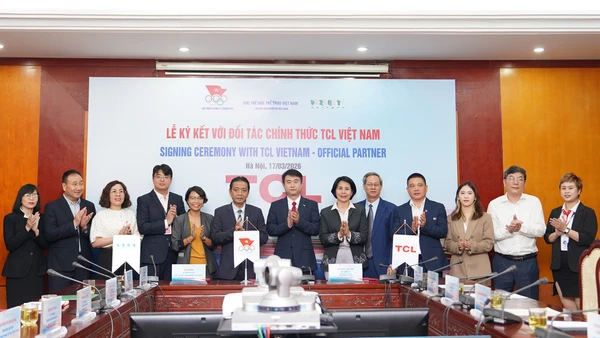 Các đại biểu chụp hình tại lễ ký kết. 