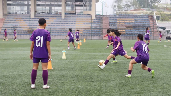 Các tuyển thủ U15 nữ Việt Nam trong một buổi tập luyện. (Ảnh: VFF)