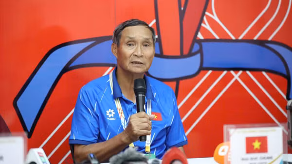 Huấn luyện viên Mai Đức Chung chia sẻ tại buổi họp báo sau trận thắng Indonesia. (Ảnh: VFF)