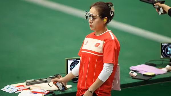 Xạ thủ Trịnh Thu Vinh giữ vững phong độ qua từng phát bắn. 