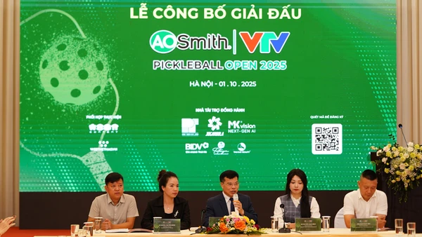 Đại diện Ban Tổ chức trả lời phóng viên báo chí. 