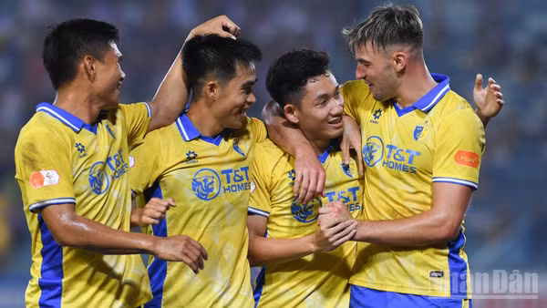 Các đồng đội ăn mừng cùng Hai Long với bàn thắng thứ hai cho Hà Nội FC. (Ảnh: TRẦN HẢI)