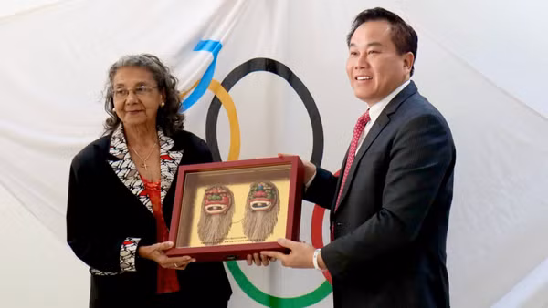 Tân Chủ tịch Liên đoàn Quyền anh Việt Nam - Tiến sĩ Phạm Quang Long (phải).