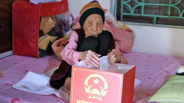 Cụ Nguyễn Thị Tính tự tay bỏ phiếu vào thùng phiếu di động tại nhà riêng.