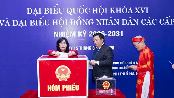 Các đồng chí Bùi Thị Minh Hoài, Nguyễn Xuân Thắng và ông Phạm Minh Trọng, đảng viên cao tuổi bỏ những lá phiếu đầu tiên tại khu vực bỏ phiếu số 7 (đơn vị bầu cử số 2, tổ dân phố số 9 và 10, phường Xuân Đỉnh, Hà Nội).