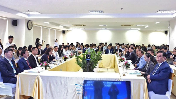 Đông đảo đại biểu dự hội thảo.