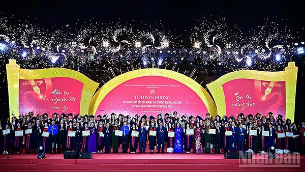 Đại diện lãnh đạo thành phố Hà Nội và các ban, bộ, ngành, đoàn thể Trung ương, địa phương cùng những thủ khoa xuất sắc của Thủ đô được tuyên dương năm nay.