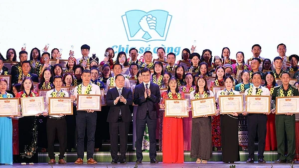 Đại diện lãnh đạo Ủy ban Trung ương Mặt trận Tổ quốc Việt Nam, Trung ương Đoàn và các đơn vị liên quan cùng 80 thầy, cô giáo tiêu biểu của chương trình.