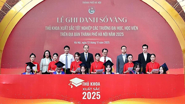 Đại diện Trung ương Đoàn, Trung ương Hội Sinh viên Việt Nam, Đoàn Thanh niên Thành phố Hà Nội chứng kiến các thủ khoa xuất sắc năm 2025 ghi danh Sổ vàng.