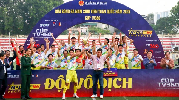 Sinh viên Đại học Huế ăn mừng cùng chiếc cúp vô địch.