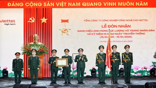 Thượng tướng Phạm Hoài Nam, Thứ trưởng Quốc phòng trao danh hiệu Anh hùng Lực lượng vũ trang nhân dân cho Tổng Công ty Công nghiệp Công nghệ cao Viettel.