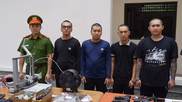 Các đối tượng cùng tang vật thu giữ trong chuyên án do Công an Thành phố Hồ Chí Minh triệt phá. Nguồn: Công an Thành phố Hồ Chí Minh