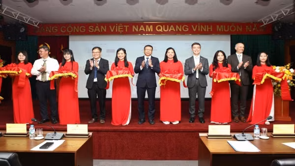 Lễ cắt băng khánh thành Mạng quan trắc cảnh báo sớm bức xạ thành phần tại Việt Nam.