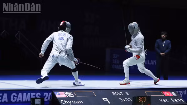 Nguyễn Xuân Lợi, Nguyễn Văn Quyết, Lê Văn Bang, Phan Ánh Dương giành Huy chương Vàng nội dung đồng đội nam môn kiếm chém sau khi vượt qua đối thủ đến từ Malaysia. (Ảnh: HOÀNG MINH)