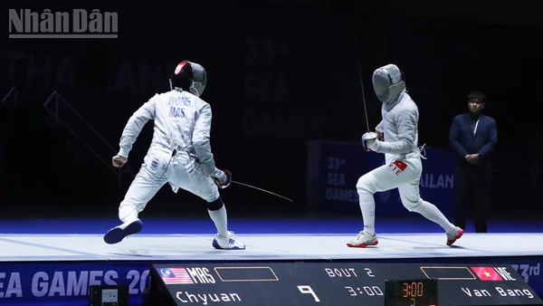 Nguyễn Xuân Lợi, Nguyễn Văn Quyết, Lê Văn Bang, Phan Ánh Dương giành Huy chương Vàng nội dung đồng đội nam môn kiếm chém sau khi vượt qua đối thủ đến từ Malaysia. (Ảnh: HOÀNG MINH)