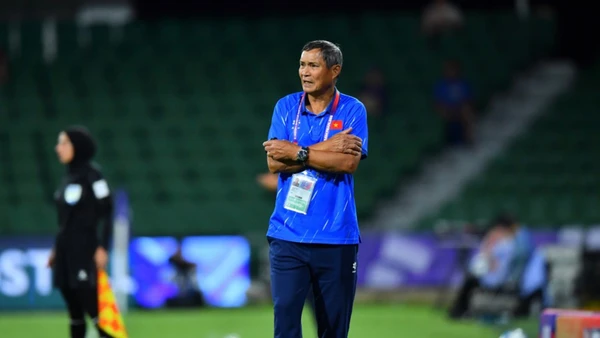 Huấn luyện viên Mai Đức Chung chỉ đạo trong trận đấu gặp đội tuyển nữ Ấn Độ. (Ảnh: AFC)