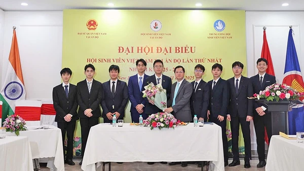 Đại sứ Nguyễn Thanh Hải (thứ 5 từ phải sang) tặng hoa chúc mừng Ban Chấp hành Hội Sinh viên Việt Nam tại Ấn Độ khóa I, nhiệm kỳ 2025-2027.