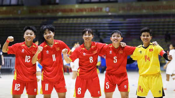 Các cô gái futsal Việt Nam ăn mừng chiến thắng ở trận chung kết. (Ảnh: VFF)