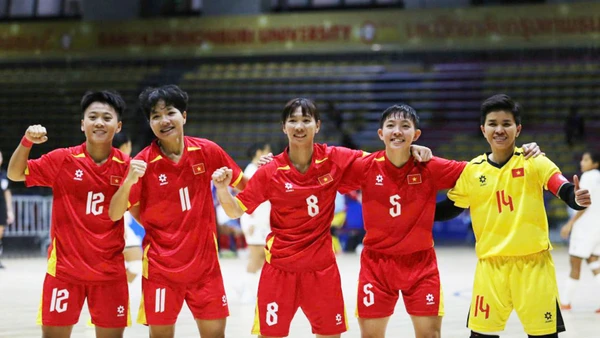 Các cô gái futsal Việt Nam ăn mừng chiến thắng ở trận chung kết. (Ảnh: VFF)