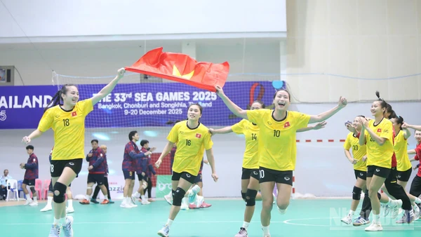 Đội tuyển bóng ném nữ Việt Nam giành Huy chương Vàng sau khi đánh bại chủ nhà Thái Lan, hôm 17/12. (Ảnh: HOÀNG MINH)