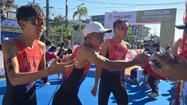Hoàng Vũ, Anh Trí và Tiến Sản mừng chiến thắng với ban huấn luyện đội tuyển triathlon Việt Nam. (Ảnh: VTF)