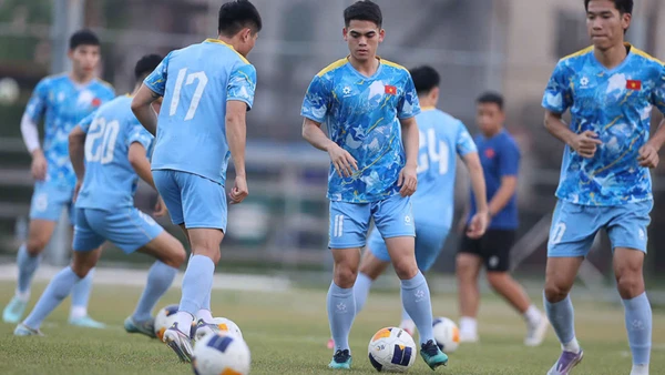 Đội trưởng của U22 Việt Nam Khuất Văn Khang tập luyện cùng các đồng đội tại Bangkok. (Ảnh: VFF)