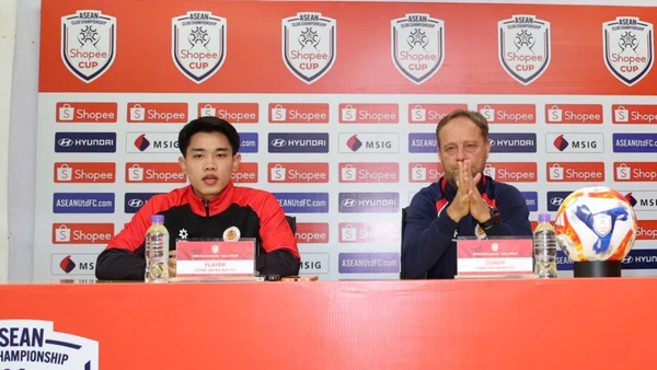 Huấn luyện viên Mano Polking và cầu thủ Nguyễn Đình Bắc tại buổi họp báo trước trận đấu. (Ảnh: VFF)