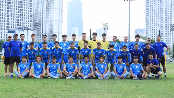 Các thành viên đội tuyển U19 Việt Nam cùng Ban huấn luyện. (Ảnh: VFF)
