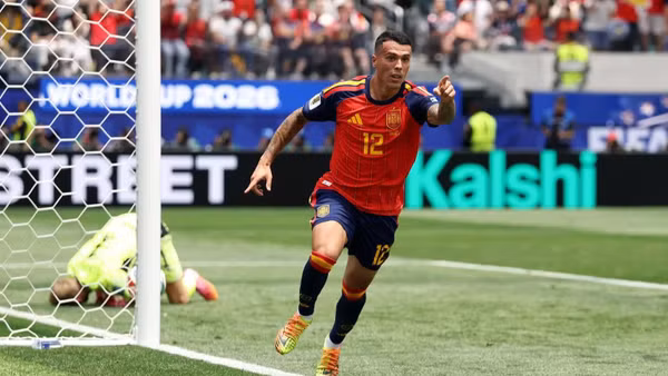 Pedro Porro ăn mừng với bàn thắng đầu tiên cho đội tuyển Tây Ban Nha. (Ảnh: FIFA)