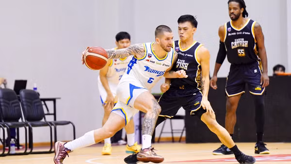 Dakota Zinser nỗ lực ghi điểm cho Ho Chi Minh City Wings. 