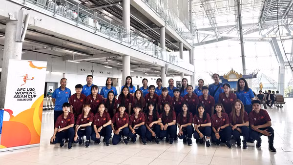 Ban huấn luyện cùng các tuyển thủ U20 nữ Việt Nam. (Ảnh: VFF)