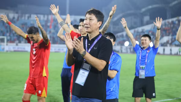 Huấn luyện viên Kim Sang Sik cùng các tuyển thủ gửi lời cảm ơn tới các cổ động viên đã tới sân Thiên Trường. (Ảnh: VFF)