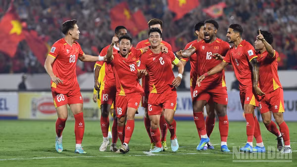 Các thành viên đội tuyển Việt Nam ăn mừng chiến thắng đậm đà trước Malaysia. (Ảnh: TRẦN HẢI)