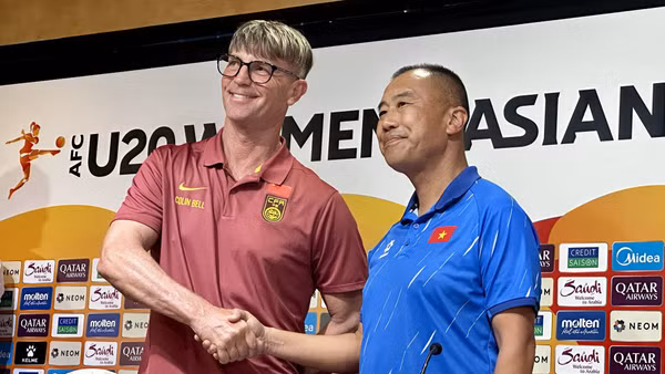 Huấn luyện viên Okiyama Masahiko (phải) và huấn luyện viên của U20 nữ Trung Quốc tại buổi họp báo. (Ảnh: VFF)