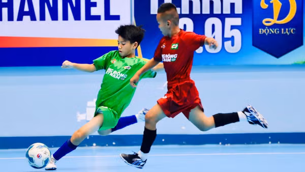 Các cầu thủ tranh tài trong ngày khai mạc. 