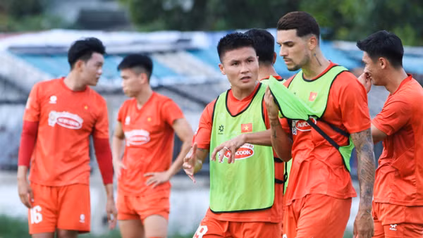 Quang Hải trao đổi cùng Đỗ Hoàng Hên trên sân tập. (Ảnh: VFF)