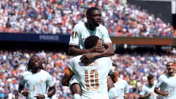 Ousmane Dembele ăn mừng cùng Kylian Mbappe. (Ảnh: FIFA)
