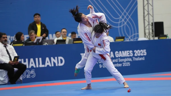 Cặp đôi võ sĩ Phùng Thị Hồng Ngọc-Nguyễn Ngọc Bích mang về huy chương đầu tiên cho thể thao Việt Nam tại SEA Games 33. 