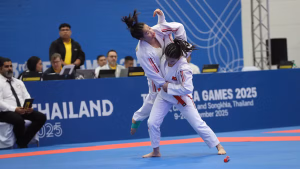 Cặp đôi võ sĩ Phùng Thị Hồng Ngọc-Nguyễn Ngọc Bích mang về huy chương đầu tiên cho thể thao Việt Nam tại SEA Games 33. 