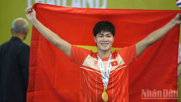 Vận động viên Trần Hưng Nguyên giành Huy chương Vàng môn bơi nội dung 200m hỗn hợp nam. (Ảnh: MINH HOÀNG)