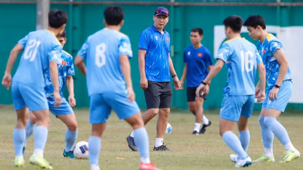 Huấn luyện viên Kim Sang Sik theo sát các cầu thủ trên sân tập chuẩn bị cho trận gặp U22 Malaysia. (Ảnh: VFF)