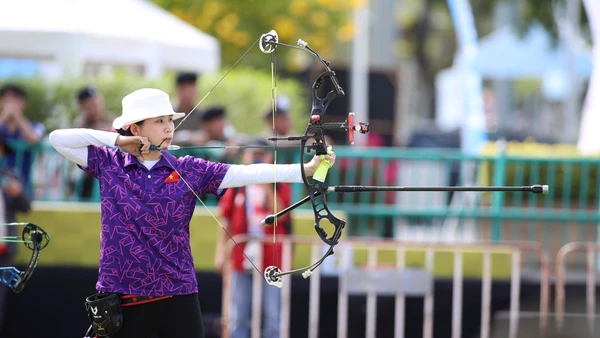 Cung thủ Lê Phạm Vân Anh tranh tài ở nội dung cung 3 dây hỗn hợp nam nữ. 