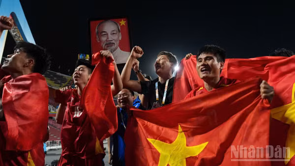 Huấn luyện viên Kim Sang Sik ăn mừng cùng các học trò sau màn lội ngược dòng ngoạn mục. (Ảnh: HOÀNG MINH)