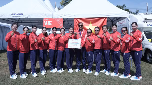 Các tay chèo Việt Nam giành Huy chương Vàng đua thuyền 10 nữ 500m. 