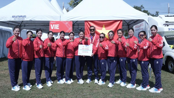 Các tay chèo Việt Nam giành Huy chương Vàng đua thuyền 10 nữ 500m. 