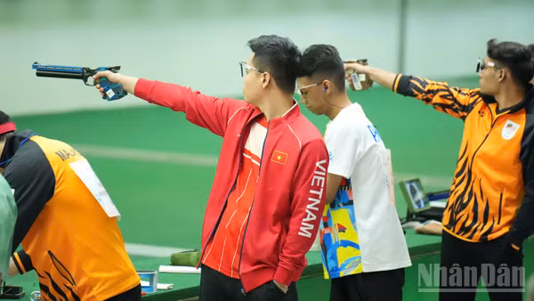 Xạ thủ Phạm Quang Huy cùng các đồng đội sẽ tranh tài ở nội dung 25m súng ngắn nhanh nam đồng đội. (Ảnh: HOÀNG MINH)
