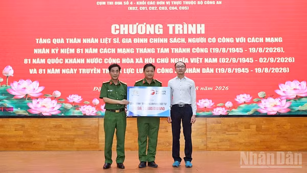 Đại diện Đoàn công tác Cụm thi đua số 4-Khối các đơn vị trực thuộc Bộ Công an trao tượng trưng 200 suất học bổng tặng thanh thiếu nhi Phú Quốc. (Ảnh: Ban tổ chức cung cấp)