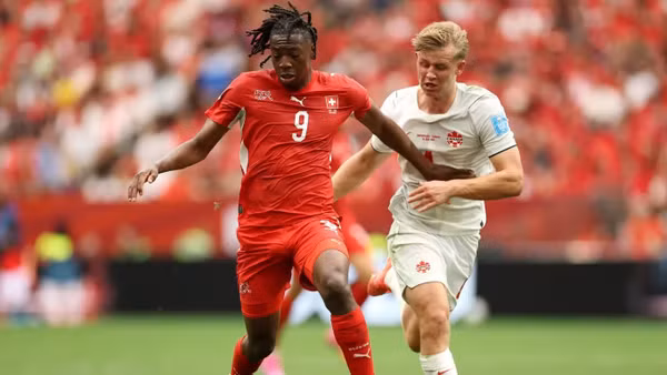 Johan Manzambi (áo đỏ) của Thụy Sĩ thi đấu bùng nổ. (Ảnh: FIFA)