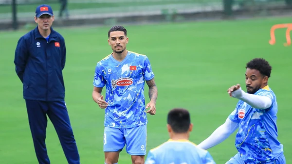 Đỗ Hoàng Hên nỗ lực cùng các đồng đội trong buổi tập. (Ảnh: MINH DÂN)