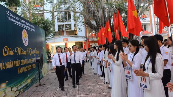 Bí thư Tỉnh ủy Phú Thọ Đặng Xuân Phong dự lễ khai giảng với thầy và trò Trường trung học phổ thông chuyên Hoàng Văn Thụ, phường Hòa Bình.